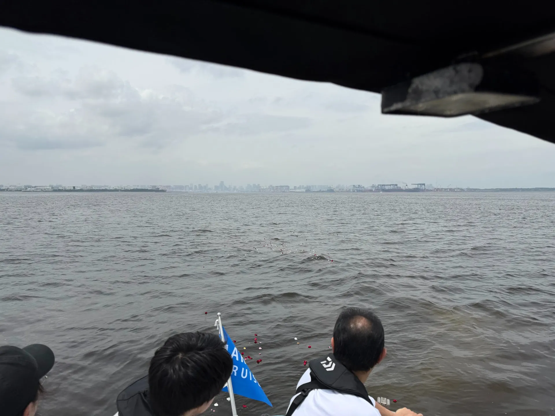 7月4日土曜日F様ご一行の羽田沖海洋散骨で出航しました。